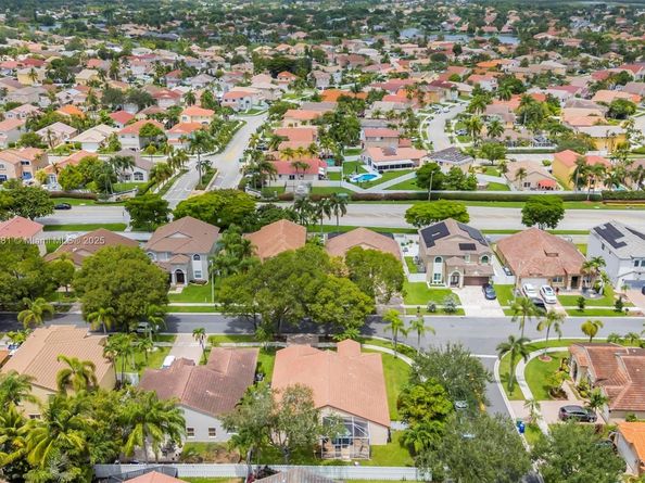 1061 NW 185th Ter, Pembroke Pines FL 33029