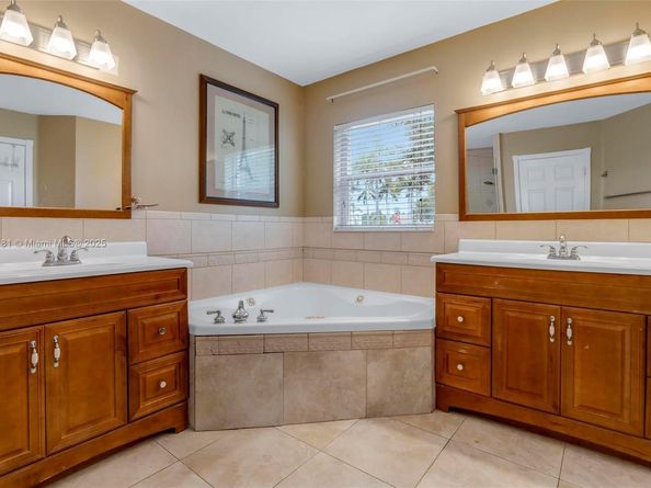1061 NW 185th Ter, Pembroke Pines FL 33029