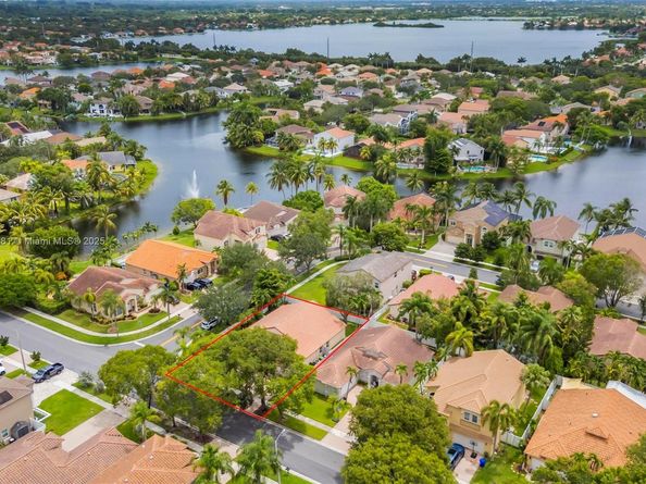 1061 NW 185th Ter, Pembroke Pines FL 33029