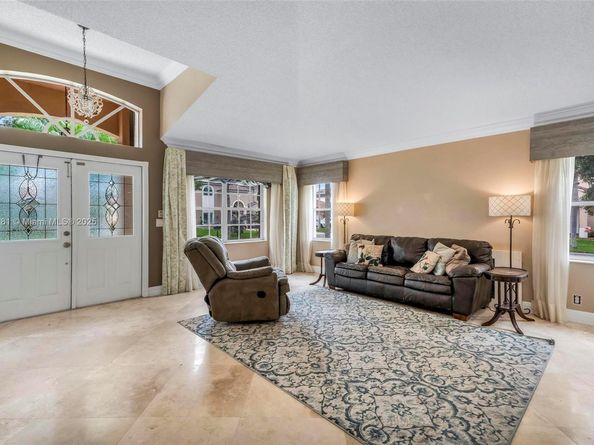 1061 NW 185th Ter, Pembroke Pines FL 33029