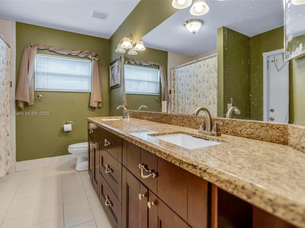 1061 NW 185th Ter, Pembroke Pines FL 33029
