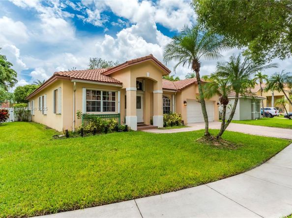 1061 NW 185th Ter, Pembroke Pines FL 33029
