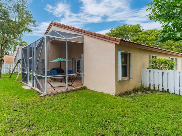 1061 NW 185th Ter, Pembroke Pines FL 33029