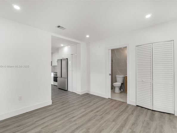 30 SW 7th St, Hallandale Beach FL 33009