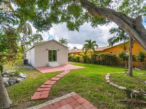 30 SW 7th St, Hallandale Beach FL 33009
