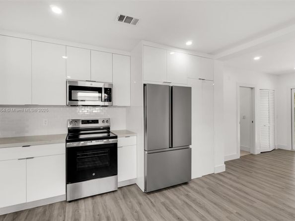 30 SW 7th St, Hallandale Beach FL 33009