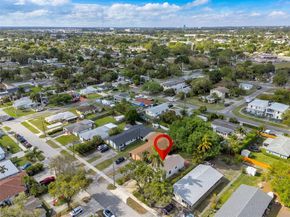 30 SW 7th St, Hallandale Beach FL 33009