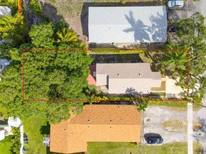 30 SW 7th St, Hallandale Beach FL 33009