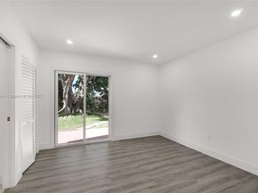 30 SW 7th St, Hallandale Beach FL 33009