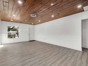 30 SW 7th St, Hallandale Beach FL 33009