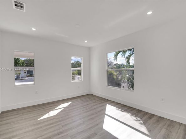 30 SW 7th St, Hallandale Beach FL 33009