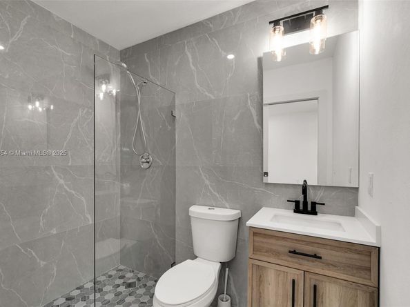 30 SW 7th St, Hallandale Beach FL 33009