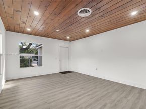 30 SW 7th St, Hallandale Beach FL 33009