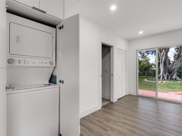 30 SW 7th St, Hallandale Beach FL 33009