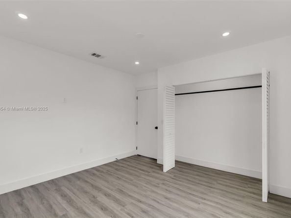 30 SW 7th St, Hallandale Beach FL 33009