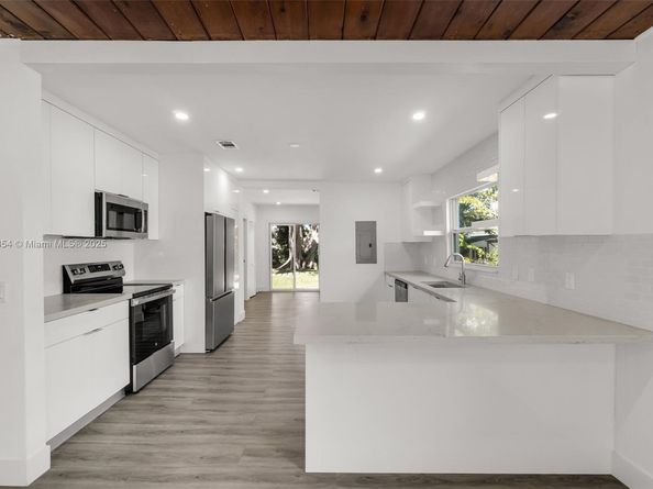 30 SW 7th St, Hallandale Beach FL 33009