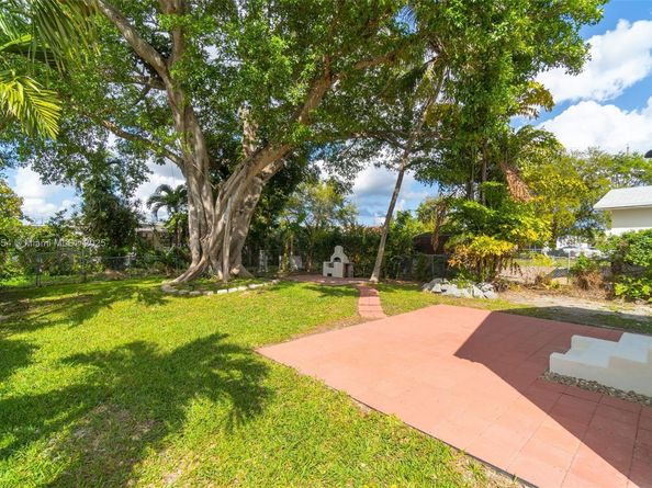 30 SW 7th St, Hallandale Beach FL 33009