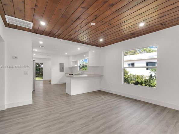 30 SW 7th St, Hallandale Beach FL 33009