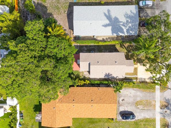 30 SW 7th St, Hallandale Beach FL 33009