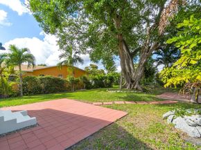 30 SW 7th St, Hallandale Beach FL 33009
