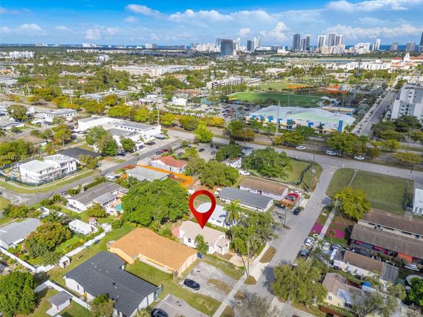 30 SW 7th St, Hallandale Beach FL 33009