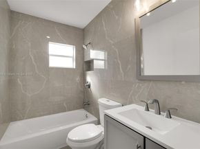 30 SW 7th St, Hallandale Beach FL 33009