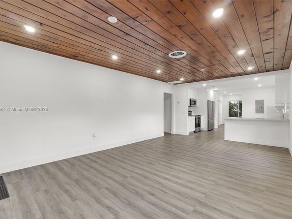 30 SW 7th St, Hallandale Beach FL 33009