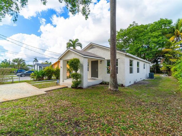 30 SW 7th St, Hallandale Beach FL 33009
