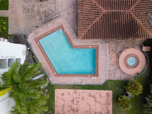 5050 NW 7th St 309, Miami FL 33126