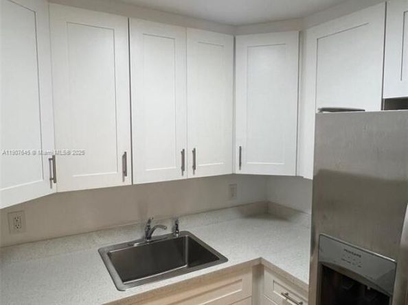 5050 NW 7th St 309, Miami FL 33126