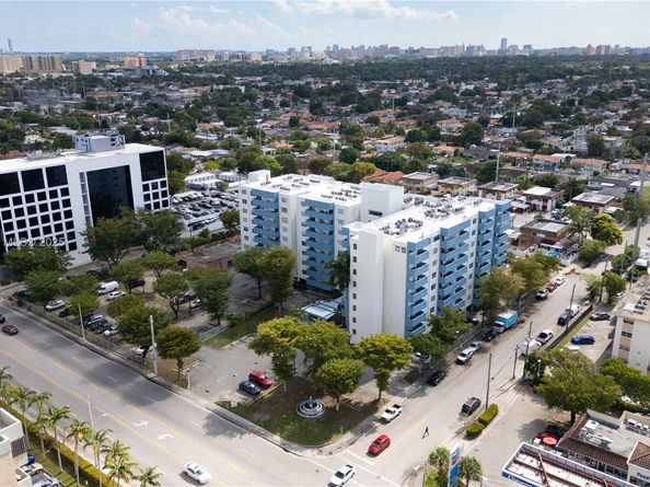 5050 NW 7th St 309, Miami FL 33126