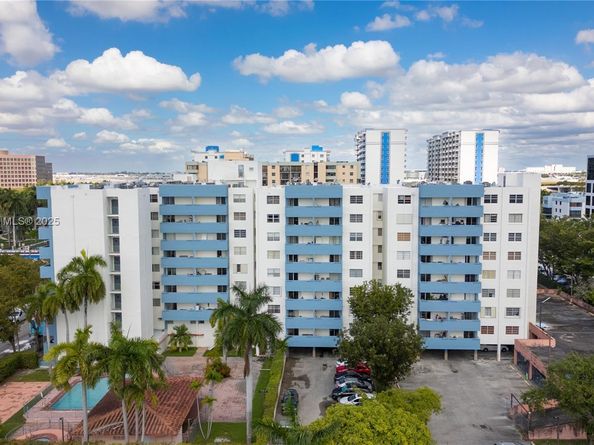 5050 NW 7th St 309, Miami FL 33126