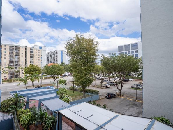 5050 NW 7th St 309, Miami FL 33126