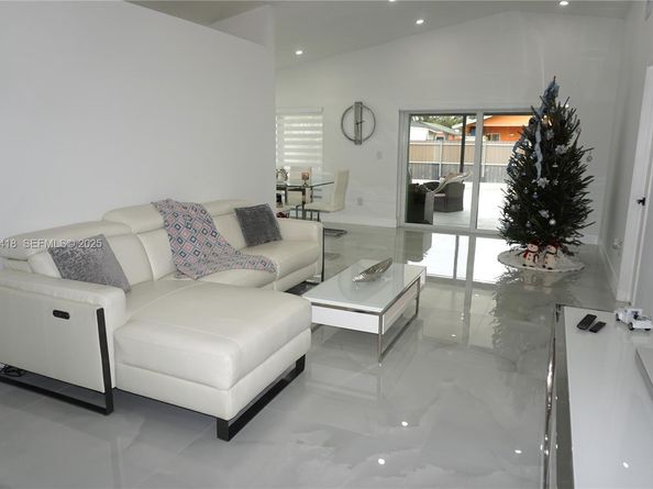 20927 SW 118th Ct, Miami FL 33177