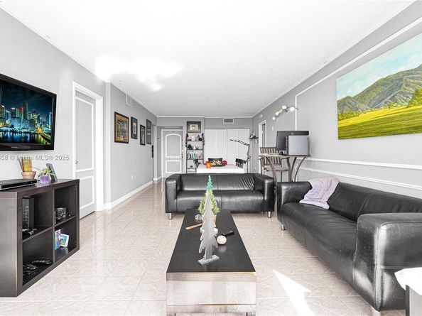 3675 N Country Club Dr 2204, Aventura FL 33180
