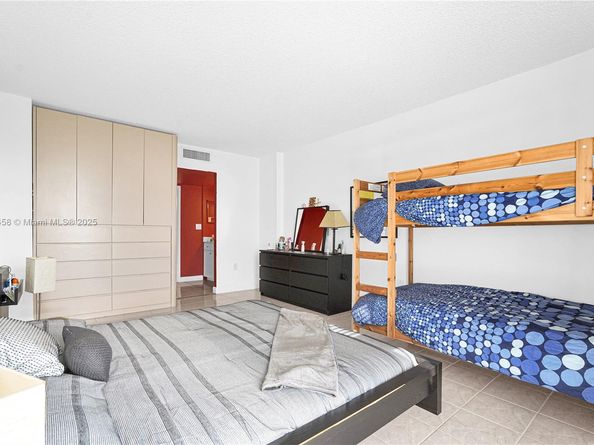 3675 N Country Club Dr 2204, Aventura FL 33180
