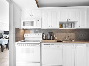 3675 N Country Club Dr 2204, Aventura FL 33180