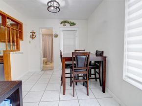9215 SW 44th St, Miami FL 33165