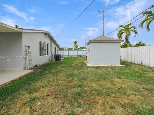 9215 SW 44th St, Miami FL 33165