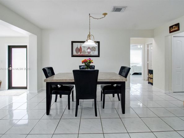 9215 SW 44th St, Miami FL 33165