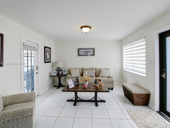 9215 SW 44th St, Miami FL 33165
