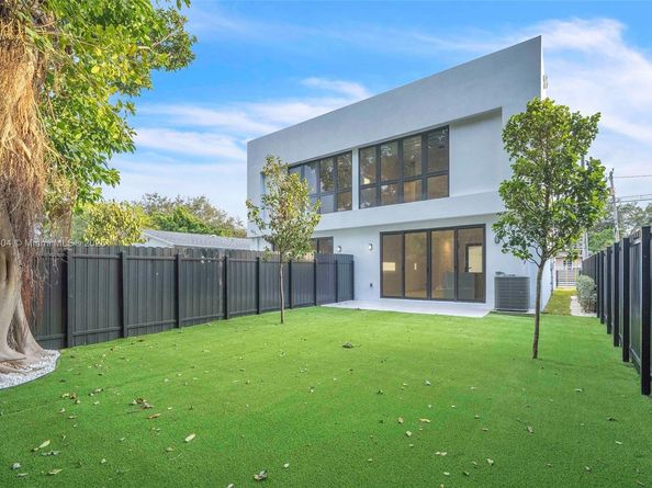 919 NW 55th St, Miami FL 33127