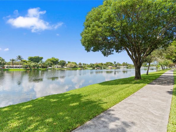 2311 Elm Ct, Pembroke Pines FL 33026