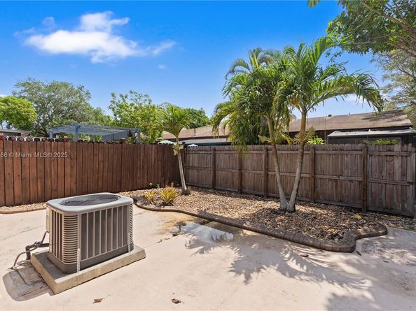 2311 Elm Ct, Pembroke Pines FL 33026