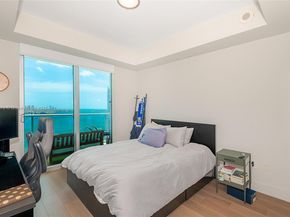 300 S Biscayne Blvd T2612, Miami FL 33131