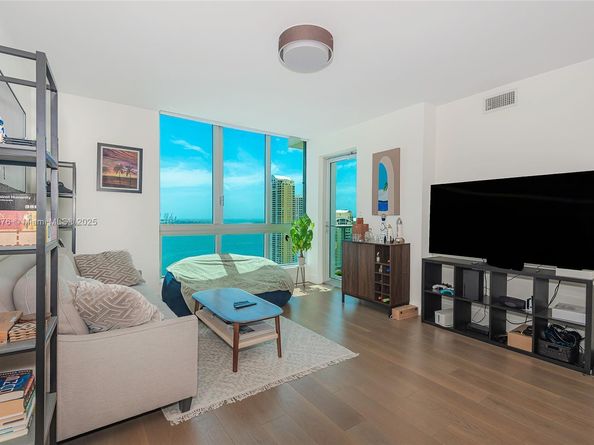 300 S Biscayne Blvd T2612, Miami FL 33131