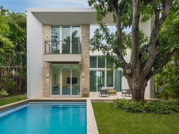 335 W 46th St, Miami Beach FL 33140