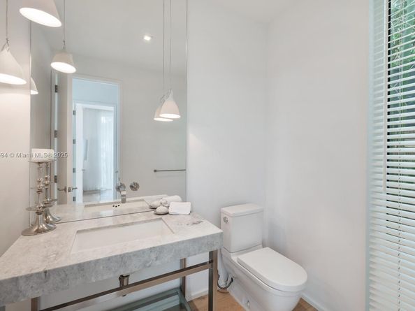 335 W 46th St, Miami Beach FL 33140