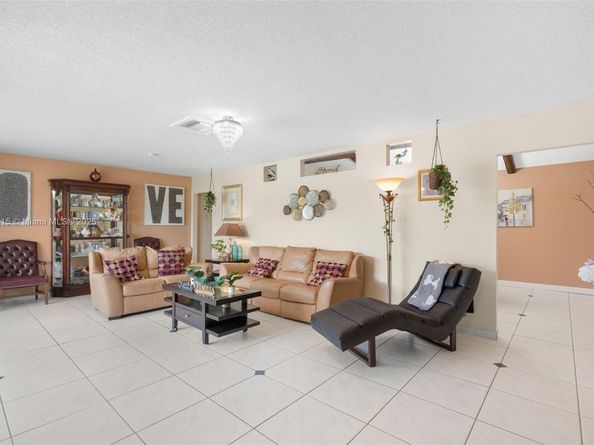 721 NW 98th Ave, Pembroke Pines FL 33024