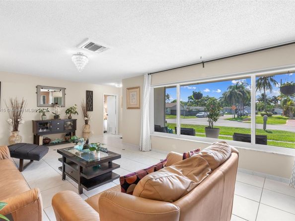 721 NW 98th Ave, Pembroke Pines FL 33024